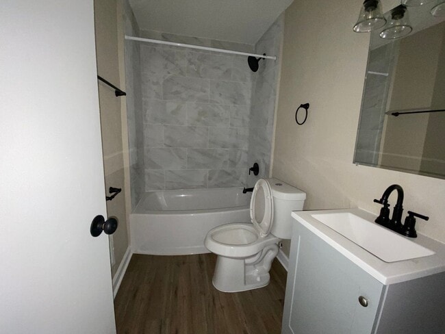 Building Photo - Freshly Renovated 2-Bedroom Home – Quality...