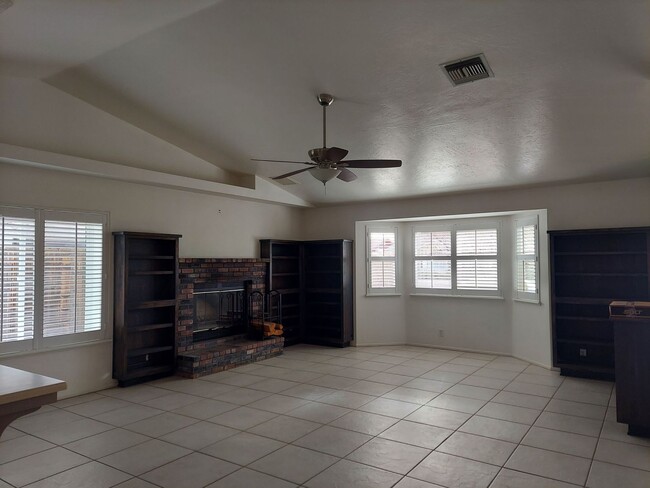 Foto del edificio - Please Contact Vaughn Realty to set up an ...