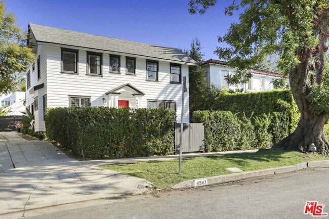 Foto del edificio - 4947 Ambrose Ave