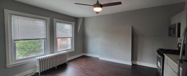 Vista de la sala de estar/cocina n.° 3 - 432 W Bringhurst St