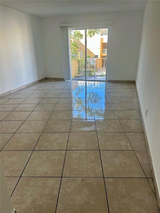 Foto del edificio - 18111 NW 68th Ave