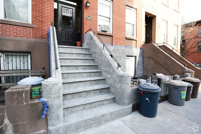 Building Photo - 556 Henry St