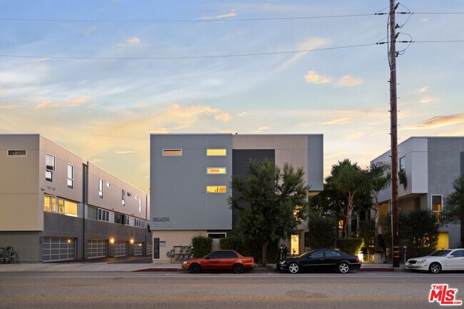 Foto del edificio - 310 Washington Blvd