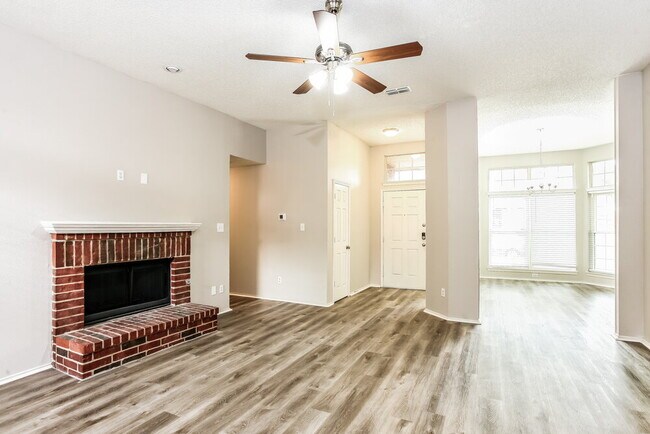 Foto del edificio - 7026 Lo Chalmers Ln