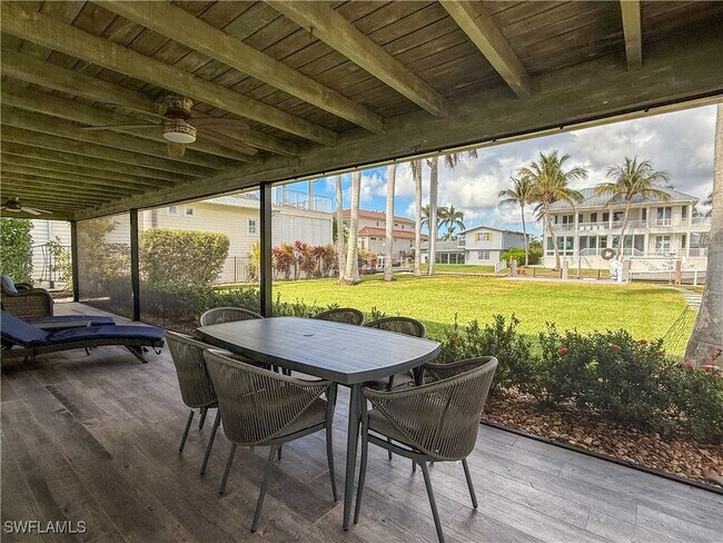 Foto del edificio - 1353 Pelican Ave