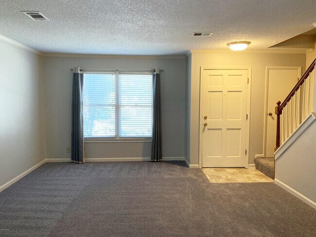 Building Photo - 112 Manor Row