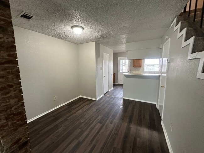 Building Photo - 2 story townhome with private fenced yard for rent!