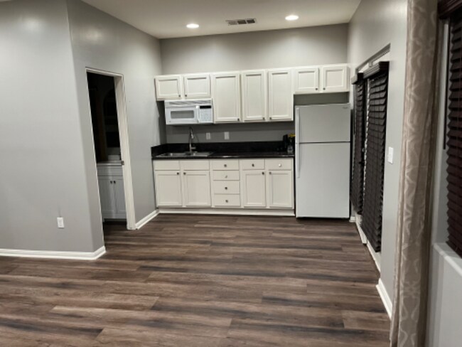 Building Photo - 4 Swoboda Ct