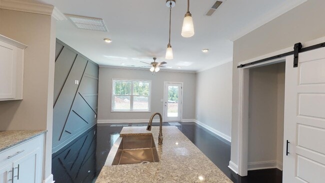 Building Photo - 157 W Rossview Rd