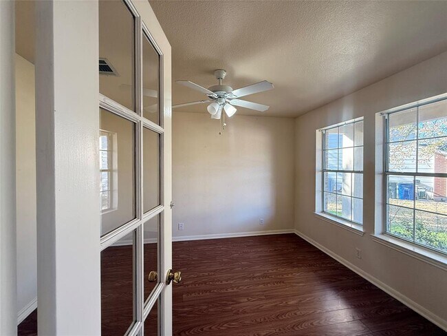 Building Photo - 1713 Primrose Ln