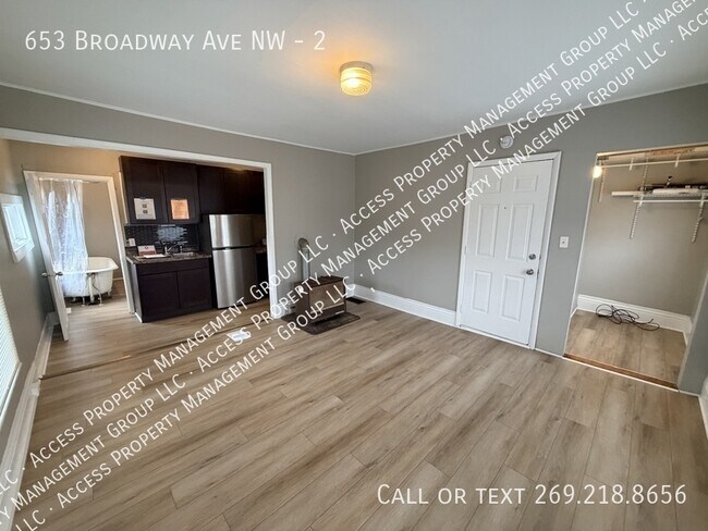 Foto del edificio - 653 Broadway Ave NW