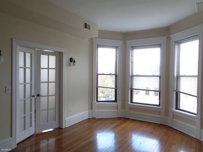 Building Photo - 855 W Addison St