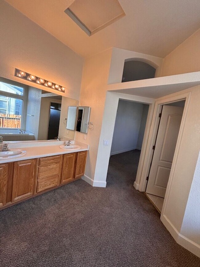 Foto del edificio - 719 Red Jacket Dr