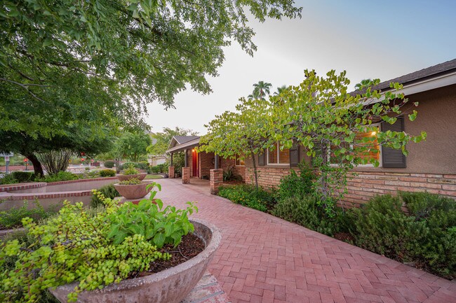 Building Photo - 4343 E Stanford Dr