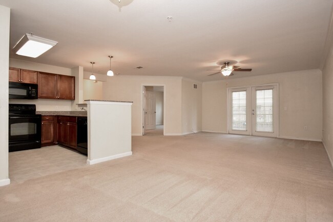 Building Photo - 3 Bedroom 3 Bathroom Ground Floor Unit in ...