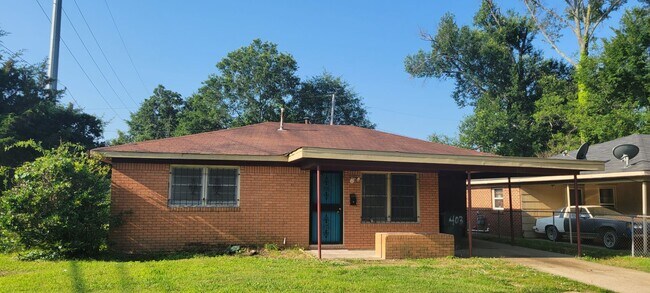 Building Photo - Nice 3 bedroom/1 bath brick home