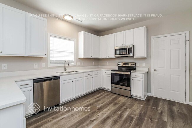 Building Photo - 3211 Hayling Dr