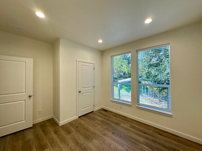 Building Photo - 1X2119-E