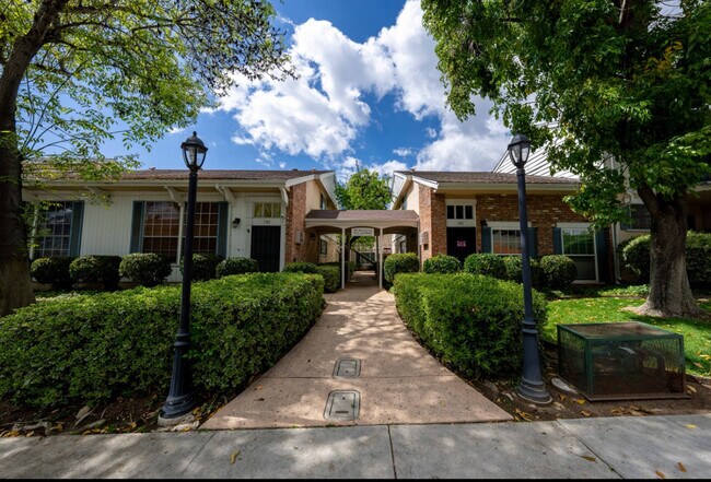 Building Photo - 4800 Williamsburg Ln