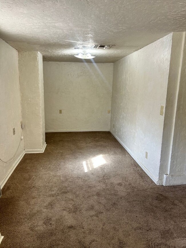 Building Photo - Great 2 Bedroom Apartment