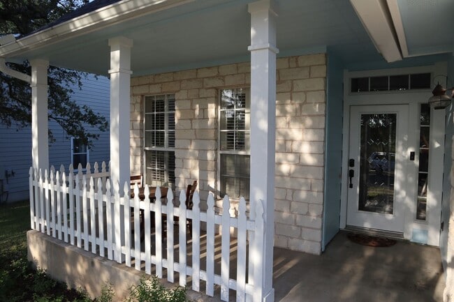 Building Photo - 4 Bed 2.5 Home in San Marcos, TX