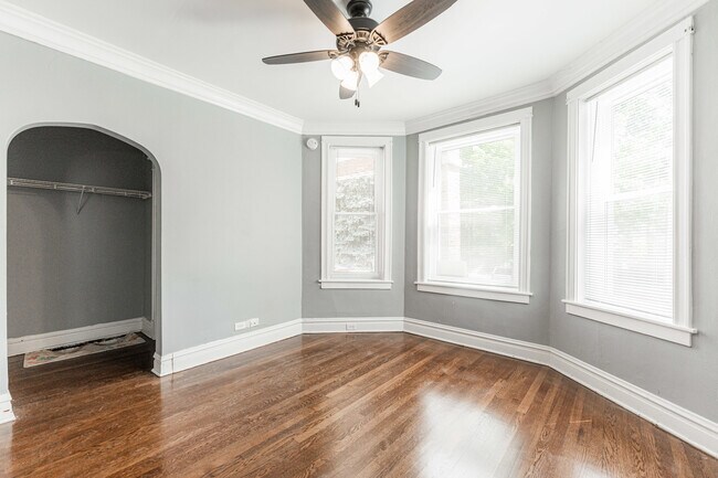 Foto del edificio - 2946 N Springfield Ave