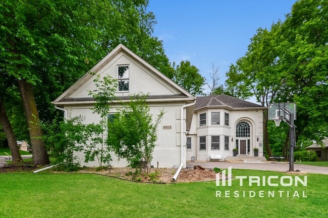 Building Photo - 8915 Umbria Pl N