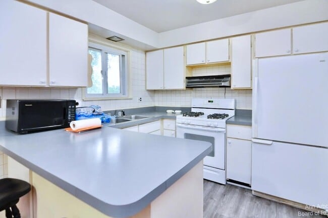 Building Photo - 8807 Tavistock Dr
