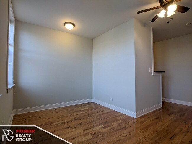 Building Photo - 818 W Diversey Pkwy