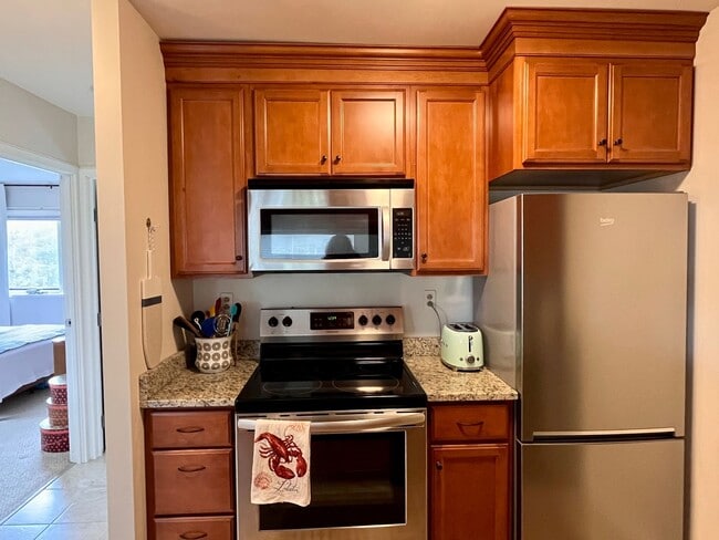 Building Photo - South Portland 2BD/1BA with Balcony at Bre...