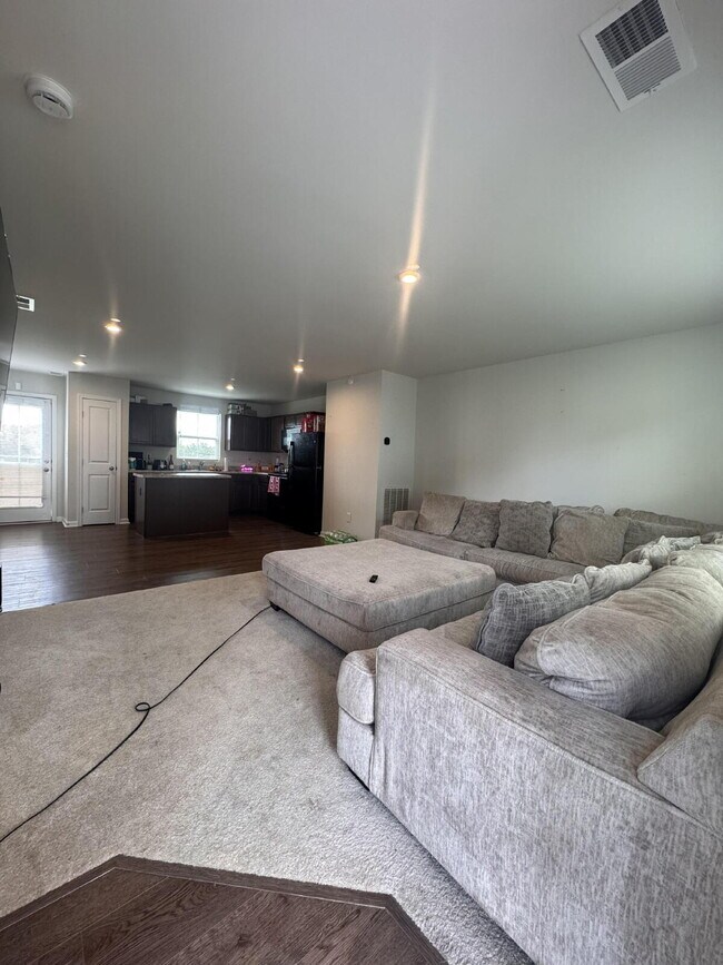 Building Photo - Charming 3-Bed, 2.5-Bath Home in Woodruff ...
