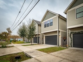 Building Photo - 210 E 32nd St