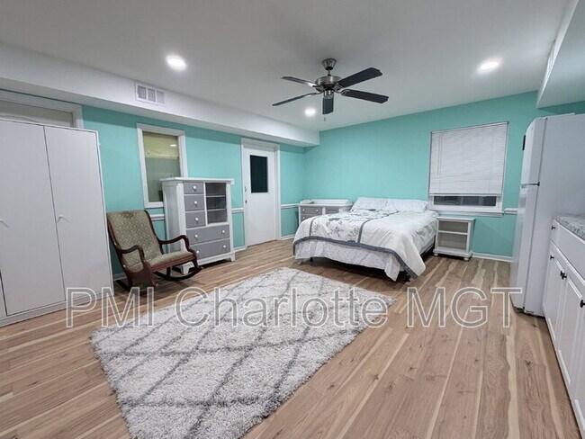 Foto del edificio - 5315 Greenbrook Dr