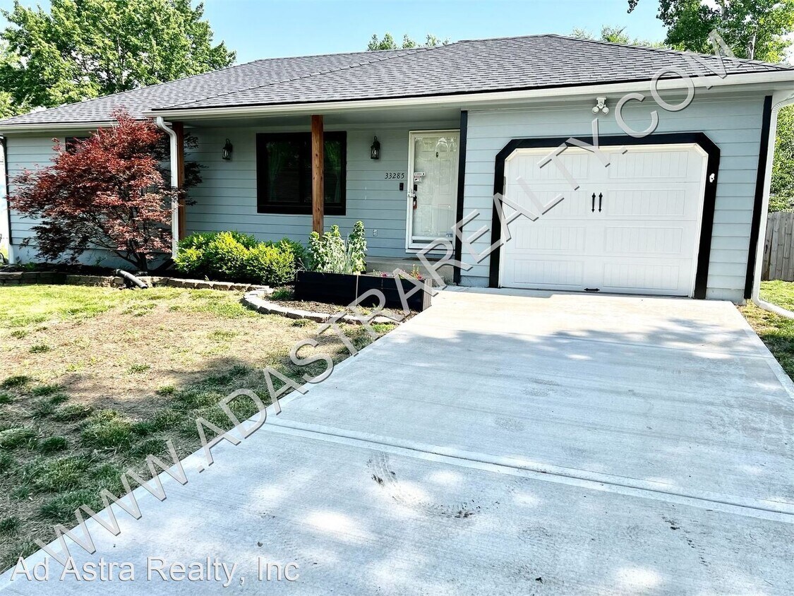Primary Photo - 4 br, 3 bath House - 33285 W 87th Ter.,