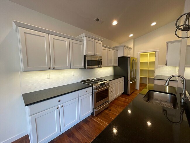 Foto del edificio - 1296 W Hill Ave