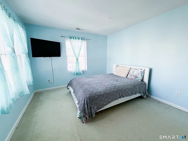 Foto del edificio - Welcome to 61 Laurel Ave, a beautifully updated 3 bedroom, 2.5 bathroom home