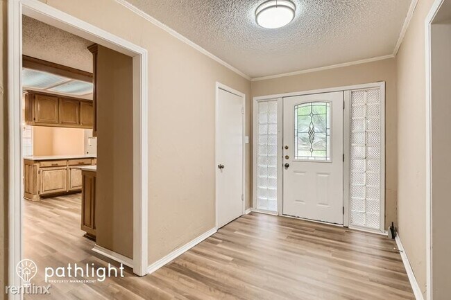 Building Photo - 4 br, 2.5 bath House - 3404 Woodford Drive...