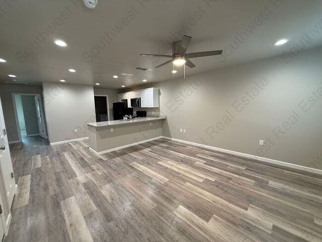 Building Photo - Brand New Duplex!