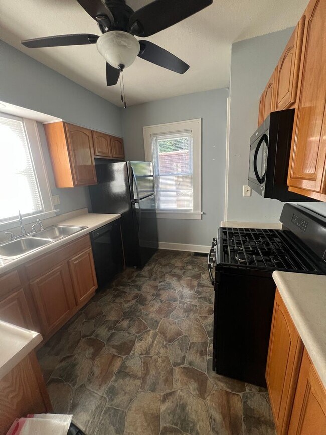 Foto del edificio - 2BEDROOM 1 BATH FULL BASEMENT CLOSE TO EVE...