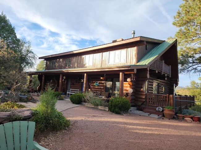 Foto del edificio - Furnished Log Cabin Retreat in the Pines