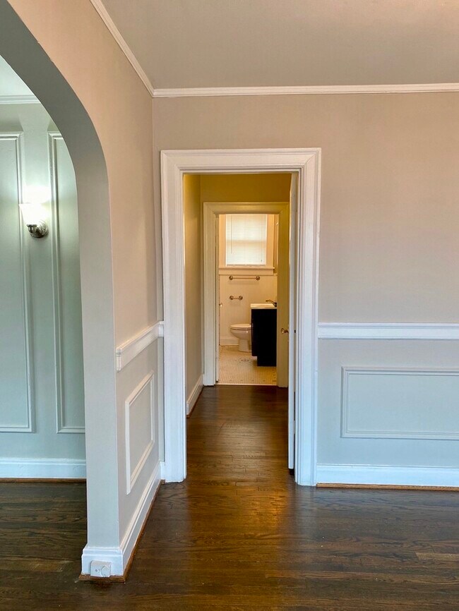 Building Photo - Charming 1930s 3/1 Cottage in WeHo!