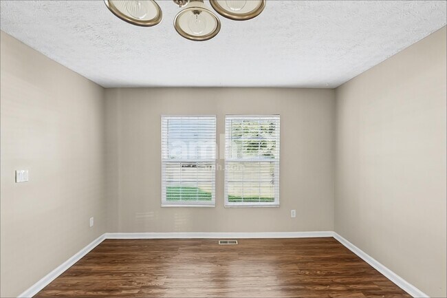 Foto del edificio - 4024 Walnut Crossing Dr