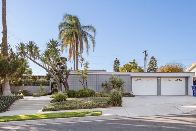 Foto del edificio - Stunning Mid-Century Modern 4 BR 3 BA with Bonus Room and Office