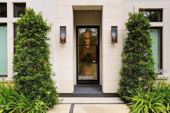 Building Photo - 1302 Milford St