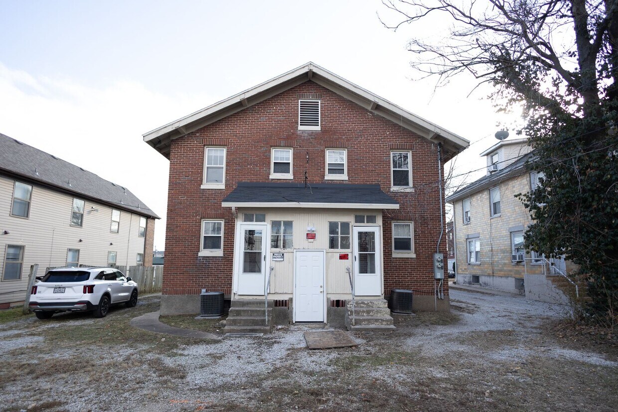 Building Photo - 427 E Cherry St