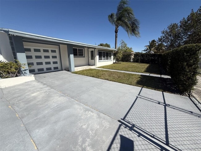 Building Photo - 9611 Jamaica Dr