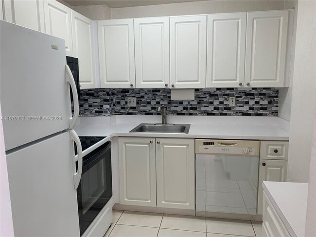 Building Photo - 9360 Fontainebleau Blvd