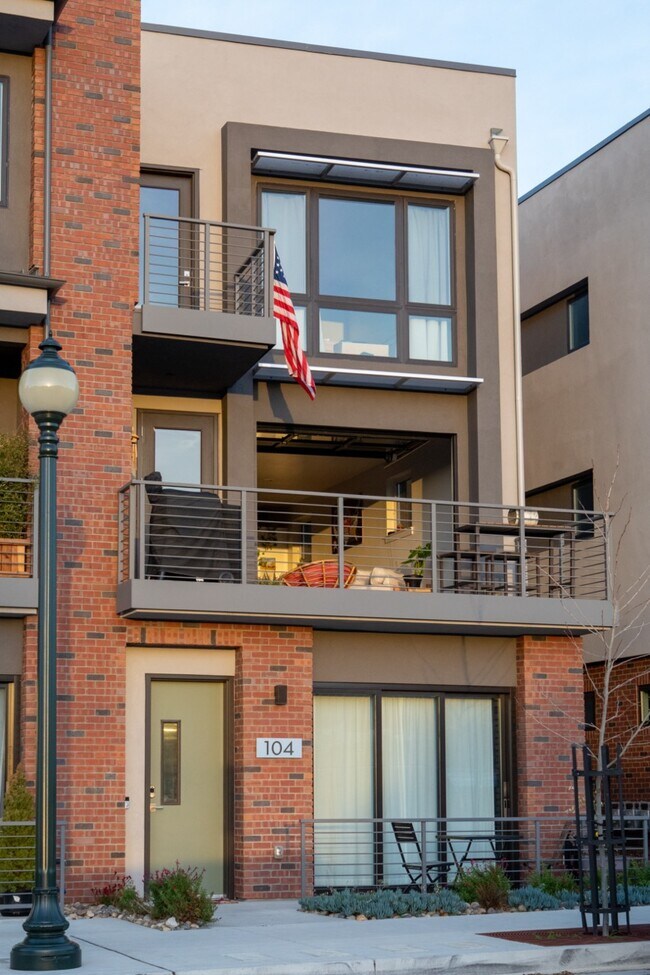 Foto del edificio - 2450 Victoria Ave