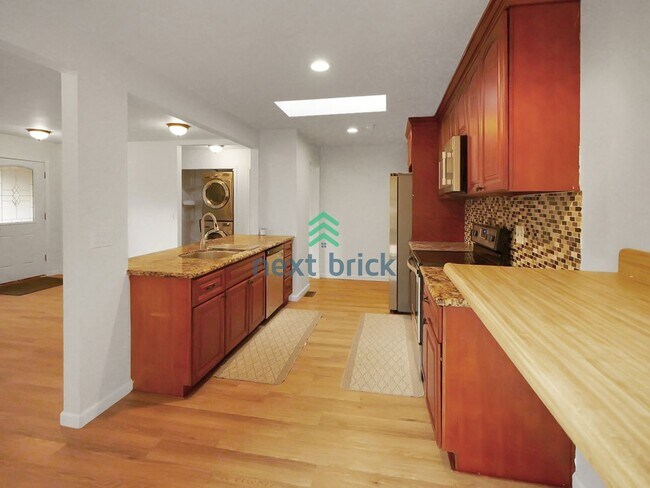 Foto del edificio - A beautiful 4 bed and 2 bathroom house for...