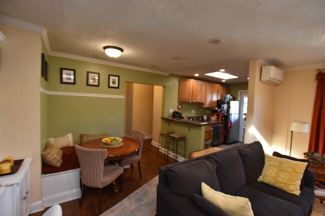 Foto del edificio - Charming 2BR Top Floor Condo with Private ...